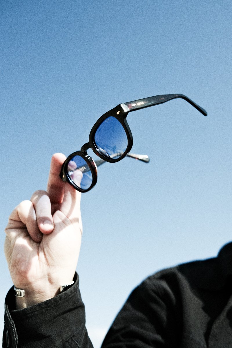 Monture Gotta Eyewear acétate vue contre le ciel - profondeur visuelle de l'acétate teinté dans la masse