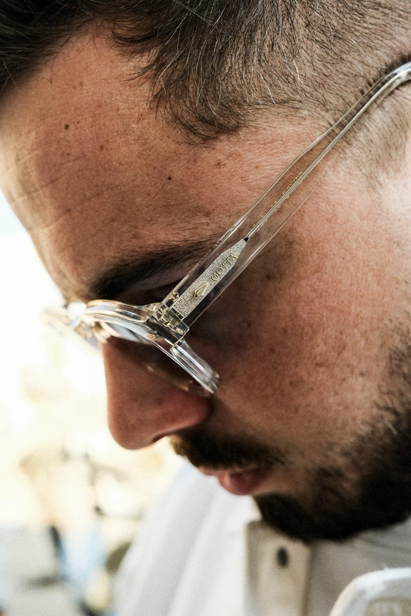 Monture Gotta Eyewear acétate cristal transparent en portrait latéral - finition impeccable